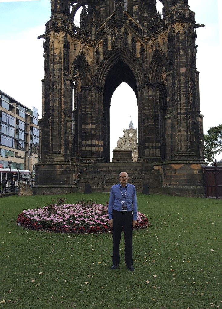 Kuvassa olen työmatkalla vuonna 2016 Edinburghissa Skotlannissa.